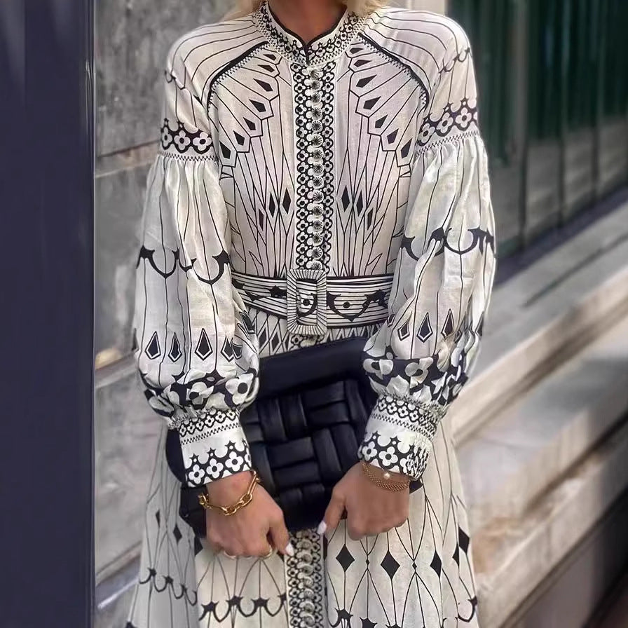 Dame Maxikjole med kunstnerisk design og elegante puffærmer Stilla