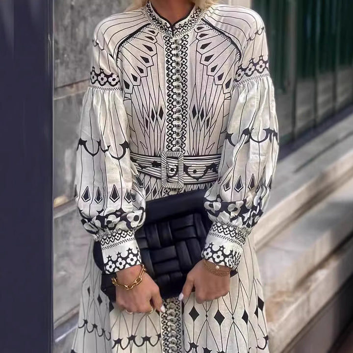 Dame Maxikjole med kunstnerisk design og elegante puffærmer Stilla