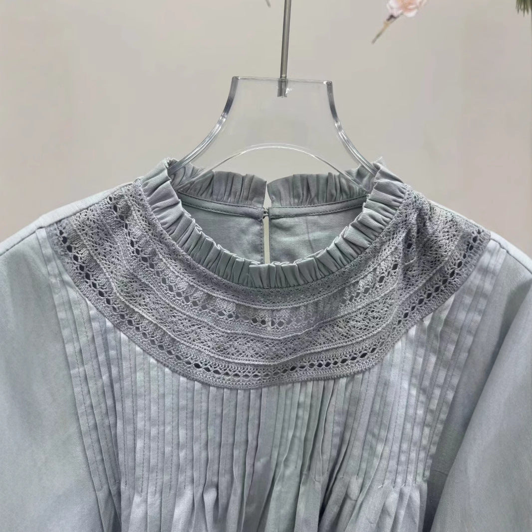 Damebluse med fine folder og dekorative spidsindsatser Stilla