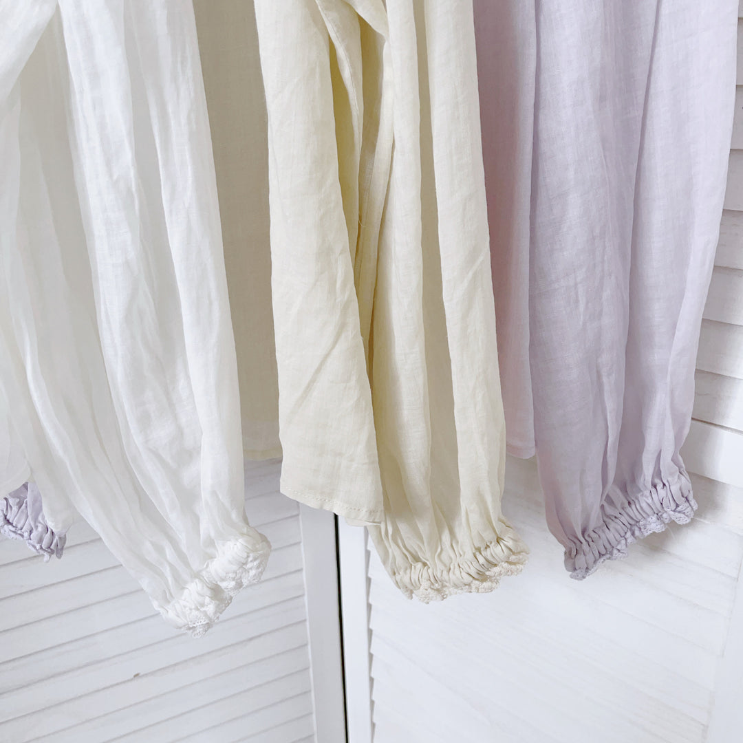 Femme Elegante Knap-Op Bluse med Spidsdekorationer Stilla
