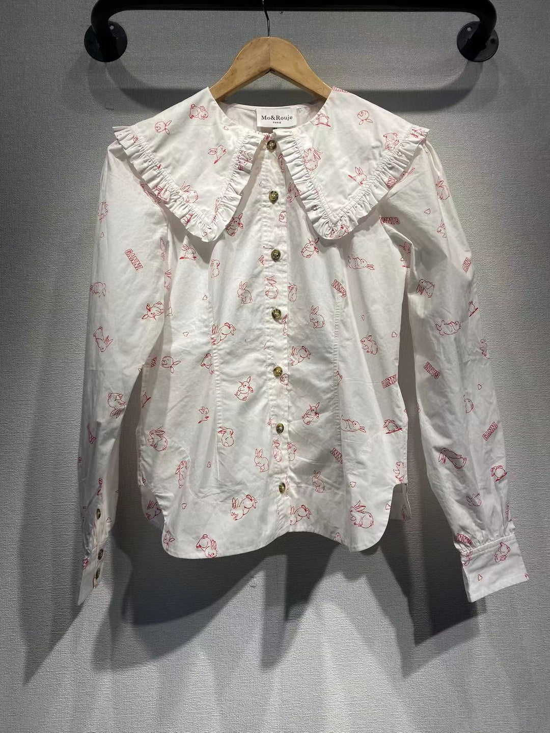 Dame ruffles bluse med dyremotiv og stilfuld krave Stilla