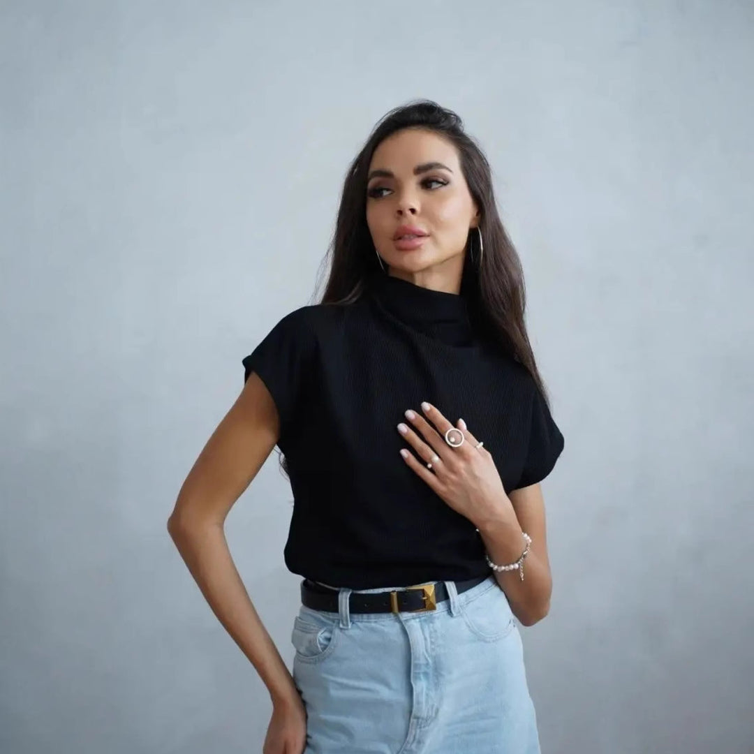 Kvindernes fashionable kortærmet skjorte med høj krave og elegant snit