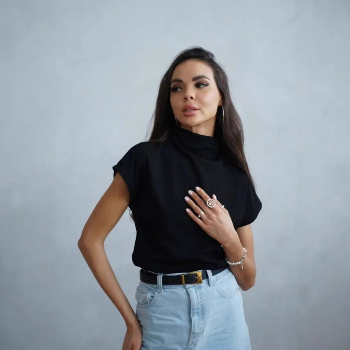 Kvindernes fashionable kortærmet skjorte med høj krave og elegant snit