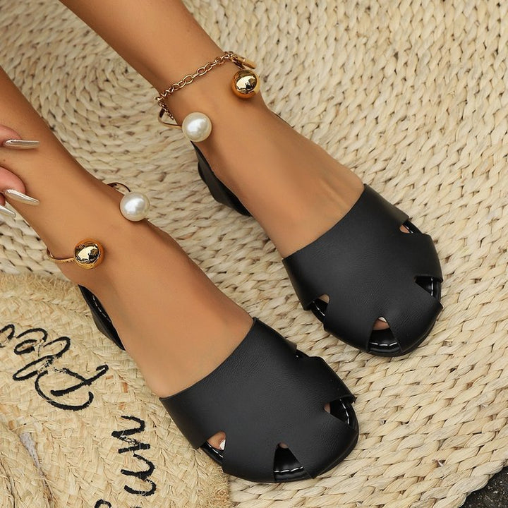 Dame slippers med modigt snit og elegant perleudsmykning Stilla