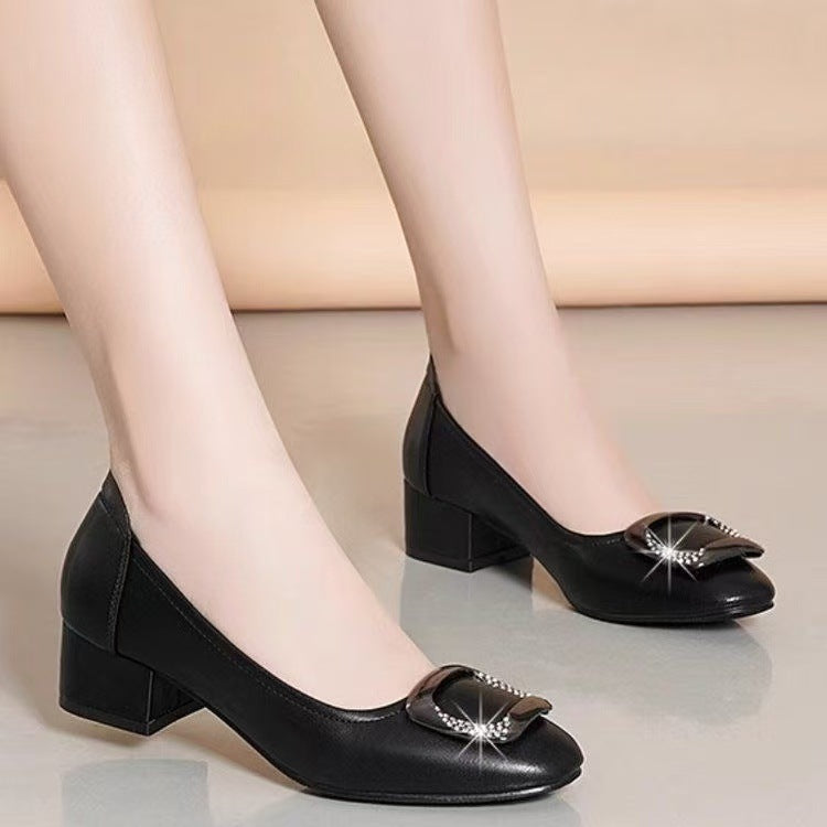 Dame elegante pumps med funklende smykkedetalje og komfortabel blokhælhæl Stilla