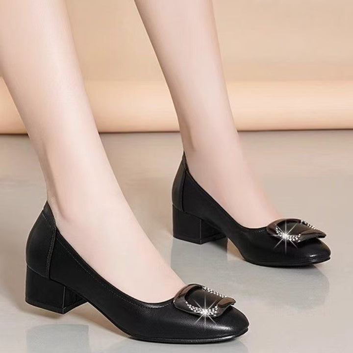 Dame elegante pumps med funklende smykkedetalje og komfortabel blokhælhæl Stilla