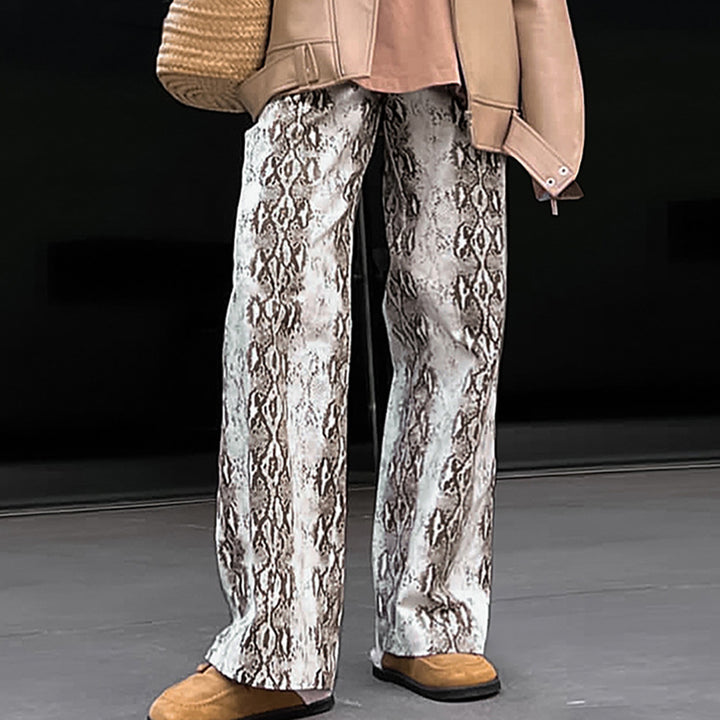 Dame buks med slangeskindslook og vidde ben Stilla