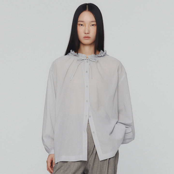 Damebluse med voluminøse ærmer og raffineret kravedesign Stilla
