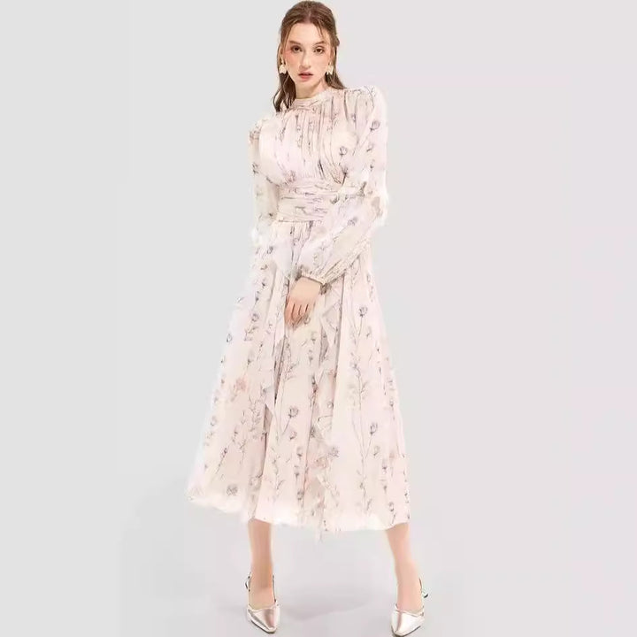 Kvinders midi kjole med blomsterbroderi og elegant bølget kant Skovae