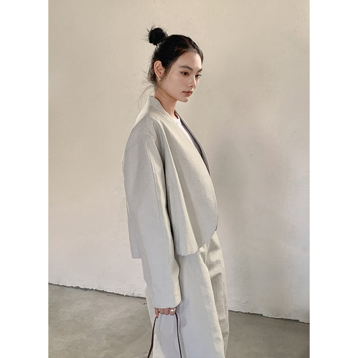 Dame stilfuld kort jakke i moderne kimono-design med sidelommer Stilla