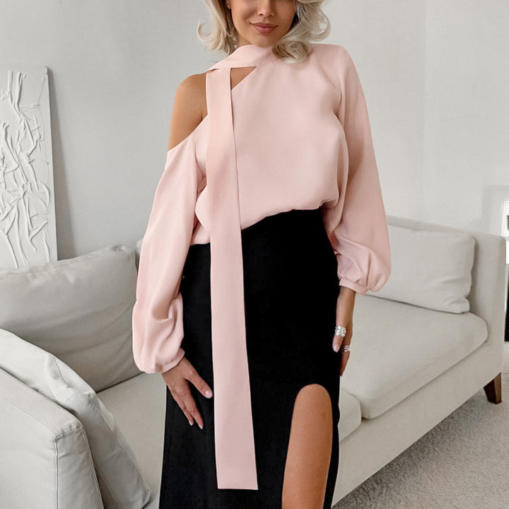 Damebluse med asymmetrisk udskæring og elegant sløjfeudsmykning Stilla
