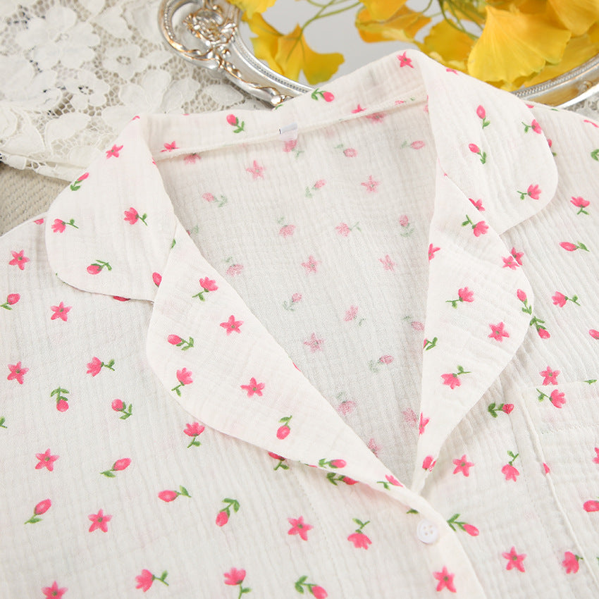 Dame pyjamasæt med ruffle-detaljer og blomstertryk Stilla