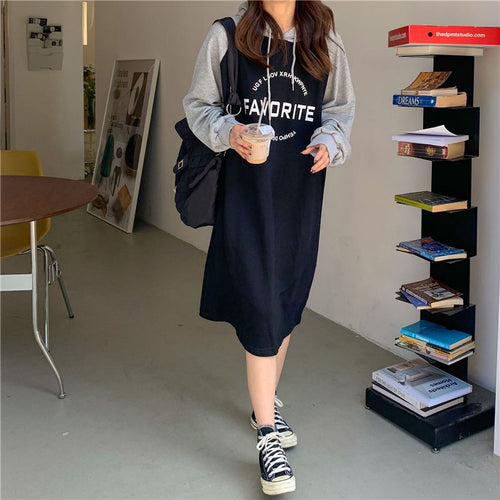 Kvinders hættetrøje kjole i afslappet oversized stil med grafisk print og sidelommer
