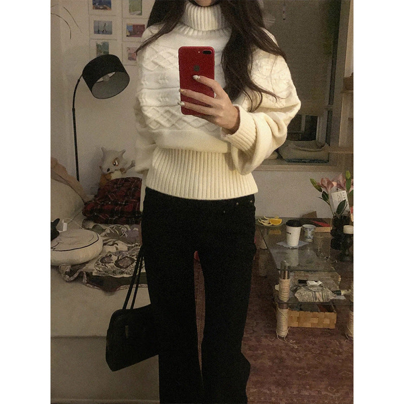 Kvinders chunky strik sweater med høj krave og dekorativ kabelmønster Stilla