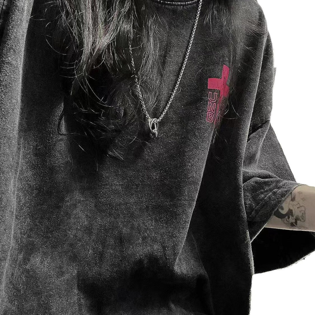 Dame T-shirt i afslappet oversized stil med unik grafik og behagelig rundhalsudskæring Stilla