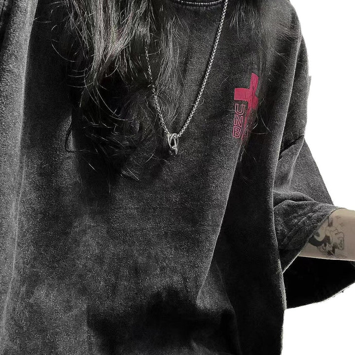 Dame T-shirt i afslappet oversized stil med unik grafik og behagelig rundhalsudskæring Stilla