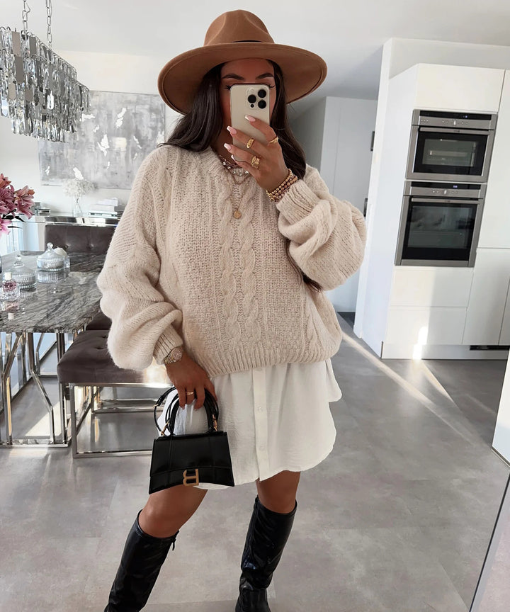Kvinders chunky strik sweater med voluminøse ærmer og kabelmønster Stilla