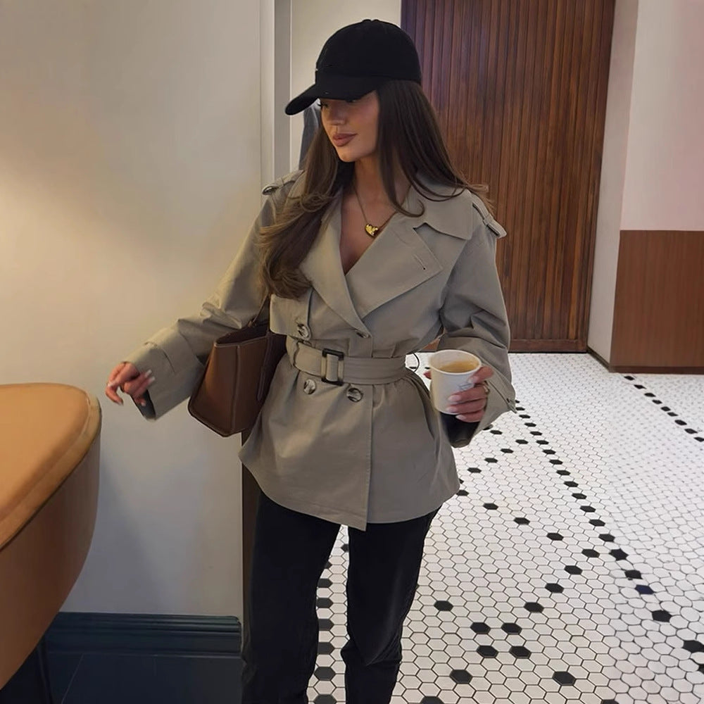 Dame trenchcoat med elegante detaljer og taljeret pasform Stilla