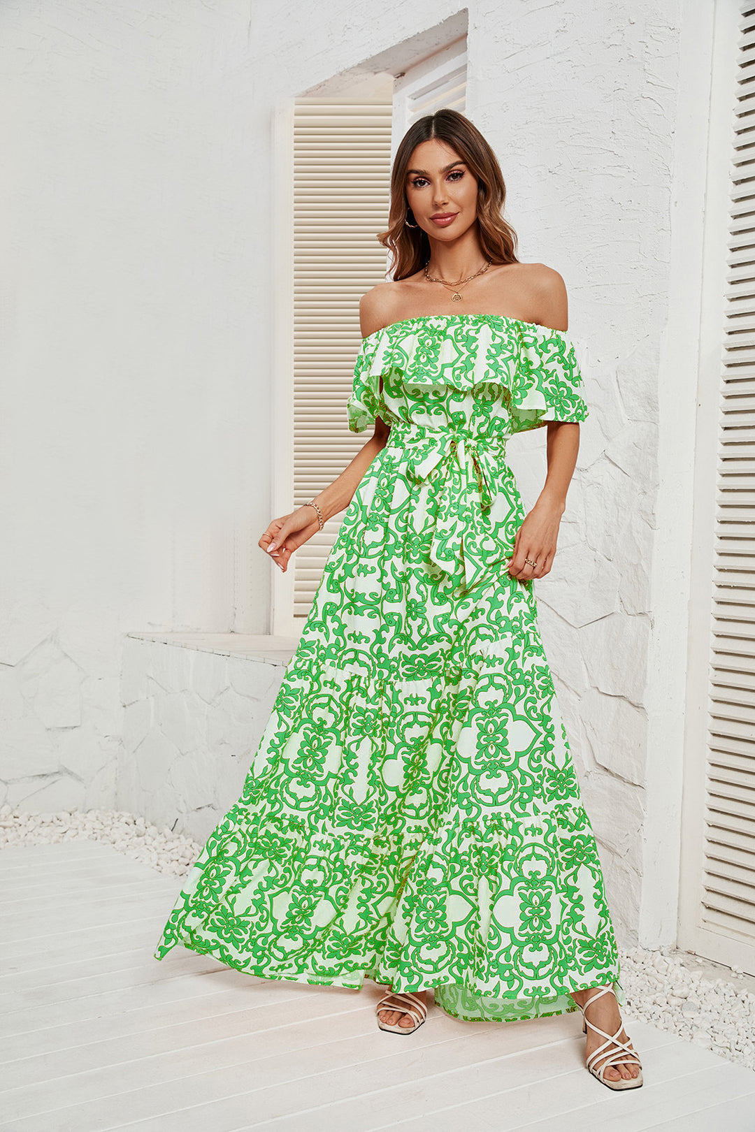 Dame Maxikjole med off-shoulder design og voluminøs flæsekant Stilla