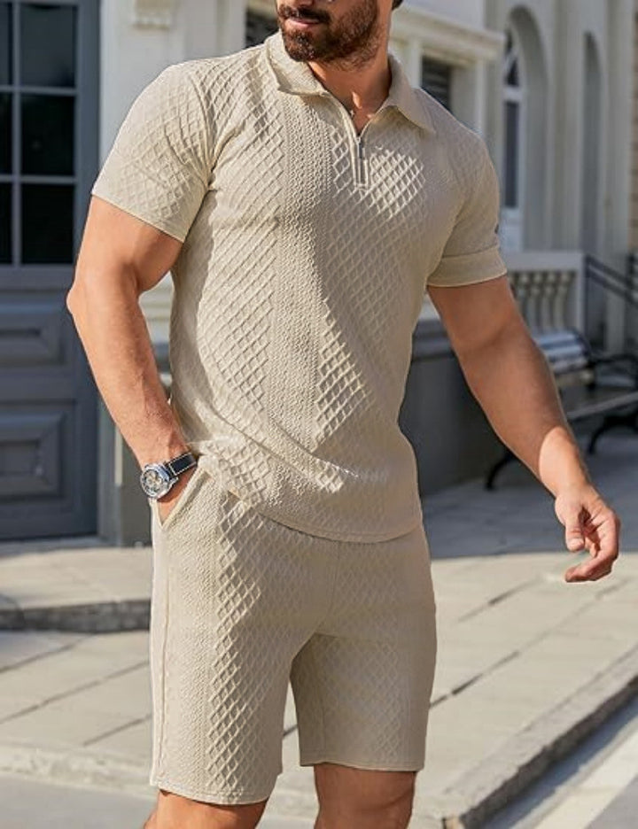 Herren moderigtigt kortærmet polo tee med imprægneret strukturelt design og matchende shorts Stilla