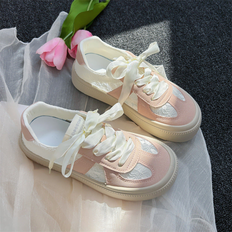 Dame elegante sneakers med skinnende overflade og trendy snøresystem Stilla