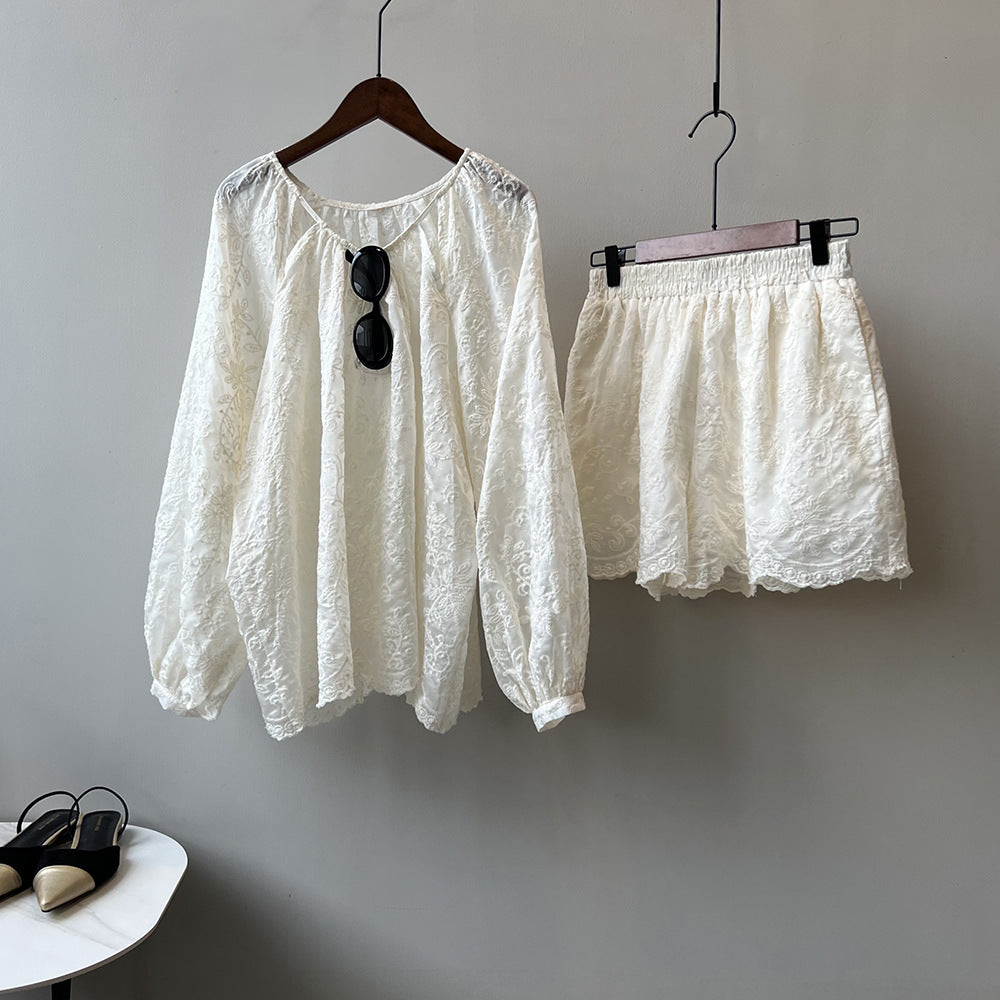 Dame sæt bestående af casual bluse og shorts med elegante spidsdekoreringer Stilla