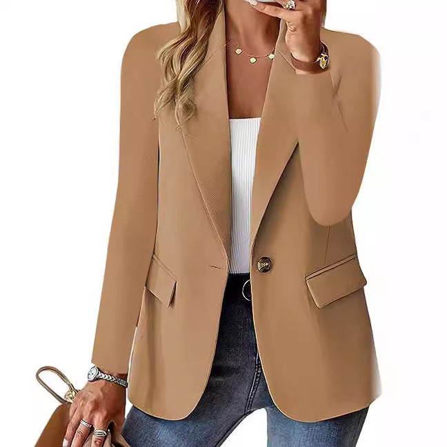 Dame moderne blazer-outfit med elegant snit og klassiske detaljer Stilla