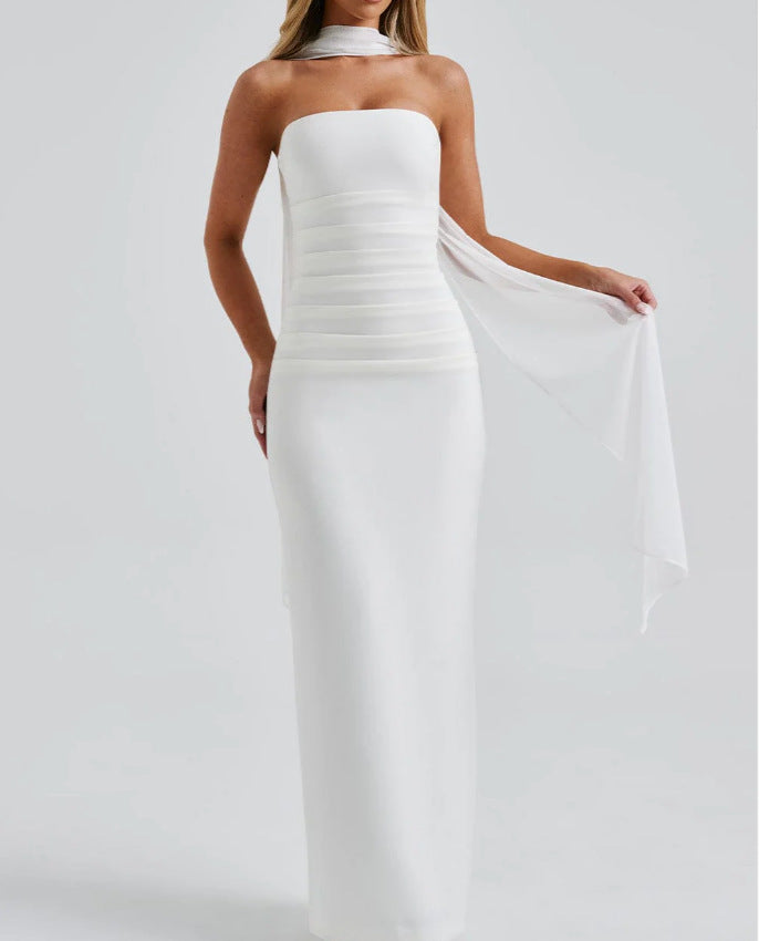 Kvinders lange aftenkjole med elegant off-shoulder design og bløde ruffles