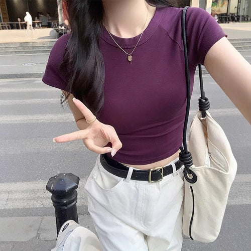 Dame cropped T-shirt med fashionable rund hals og afslappet design