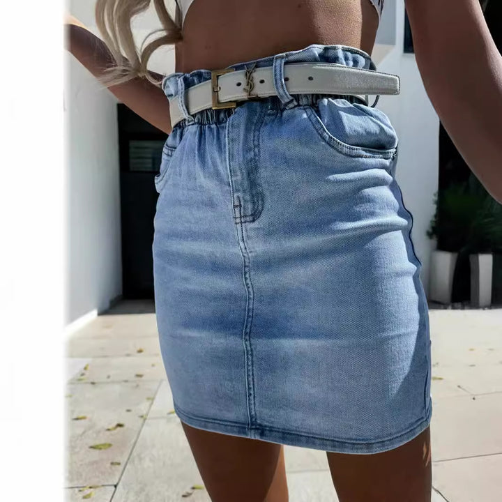 Dame denim nederdel i trendy vintage stil med tætsiddende snit og justerbart bælte Stilla