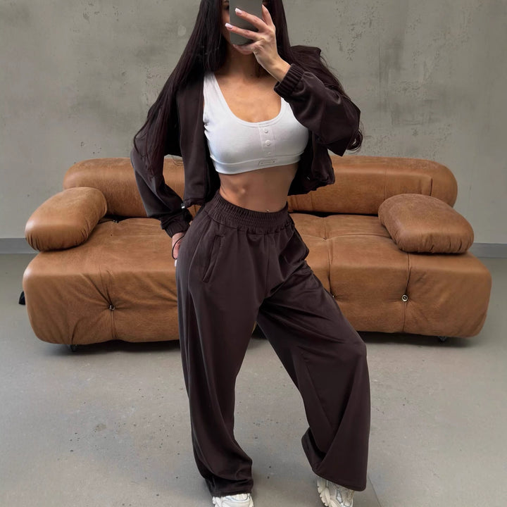 Kvinders afslappede velour loungewear sæt med cropped top og bred pasform Skovae
