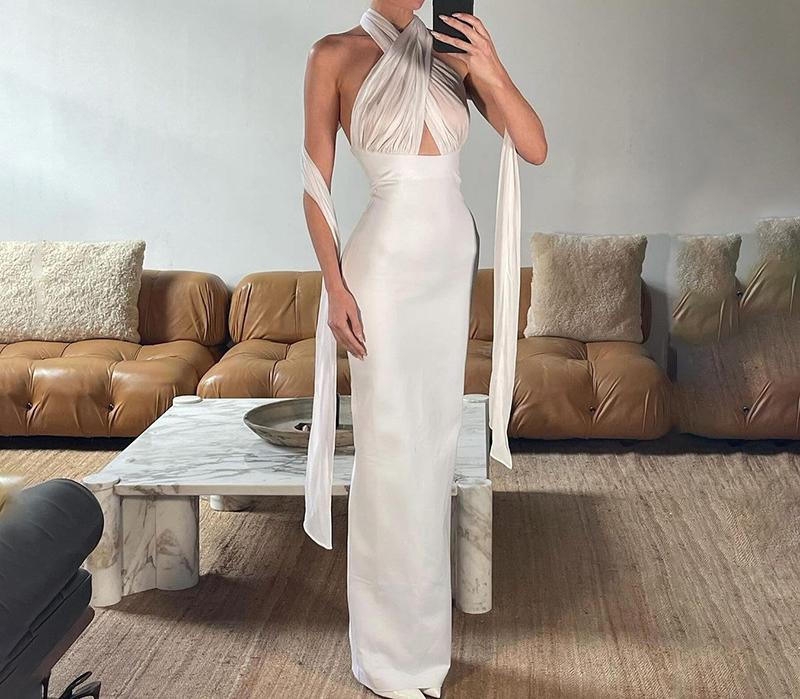 Dame maxikjole med dyb halter-udskæring og elegant drapering Stilla