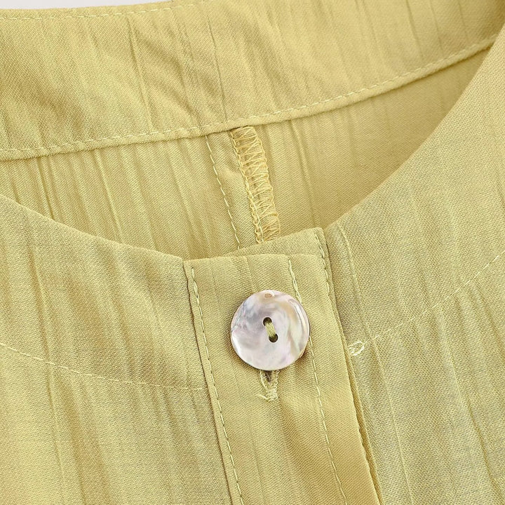 Damebluse med puffærmer og dekorative knapper Skovae