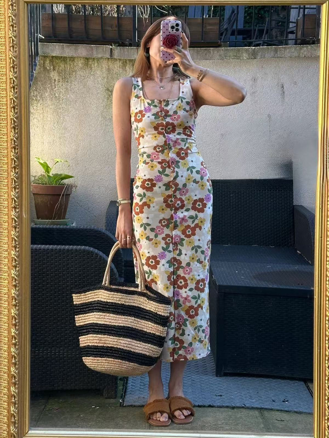 Dame maxikjole med blomstret print og feminine detaljer Stilla