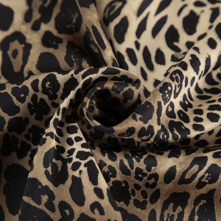 Dame miniskirt med elegant leopardmønster og figursyet snit Stilla