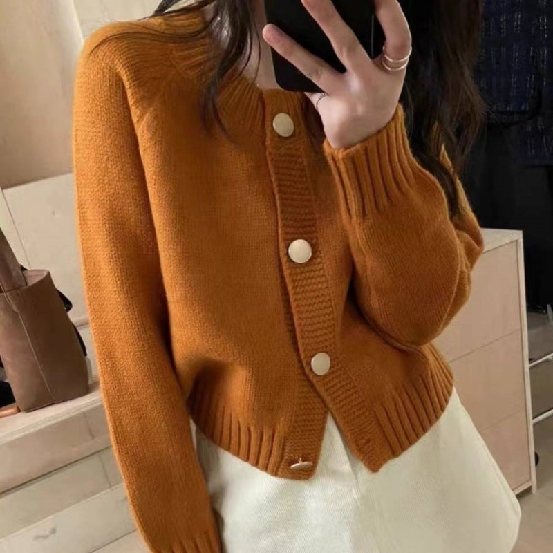 Kvinders cardigan med dekorative knapdetaljer og moderne snit Stilla