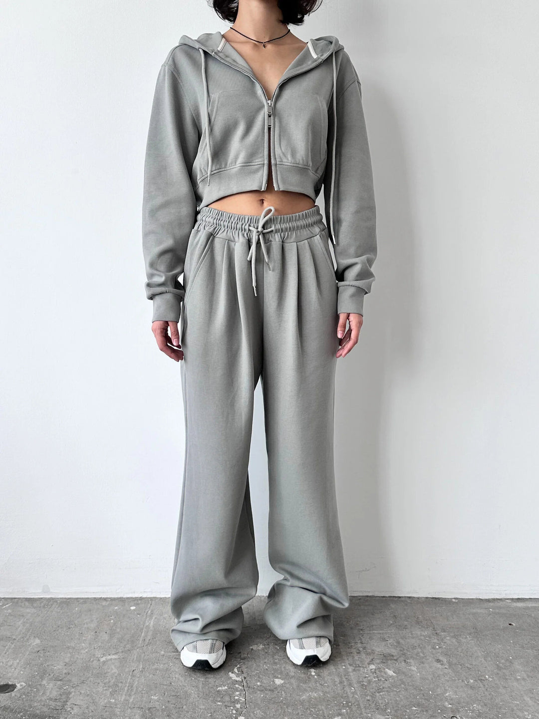 Kvinders cropped hoodie og løse joggingbukser i minimalistisk design