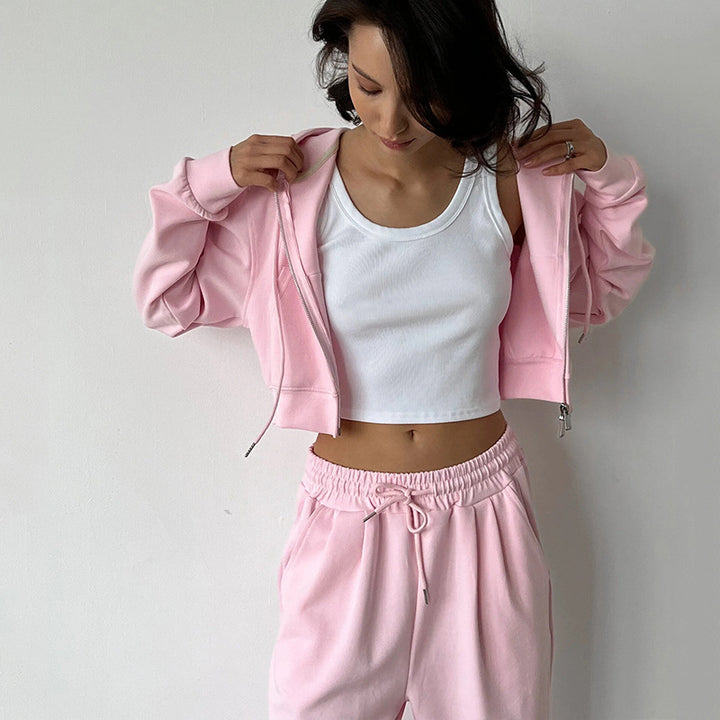 Kvinders cropped hoodie og løse joggingbukser i minimalistisk design