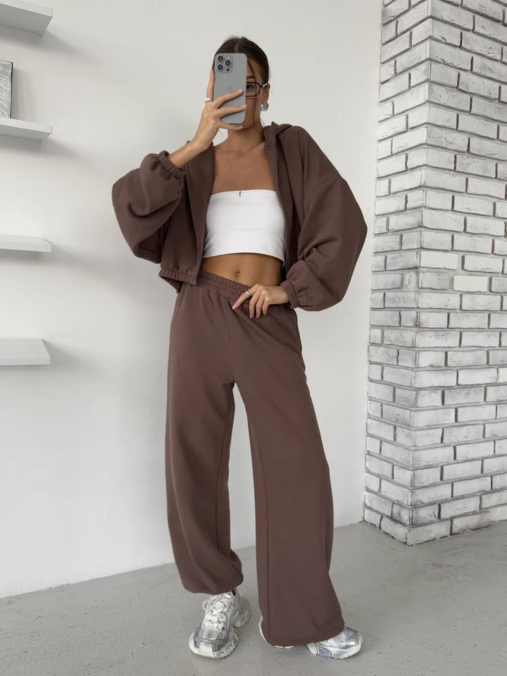 Kvindernes sporty loungewear sæt med brede bukser og hoodie Skovae