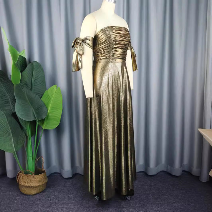 Dame glamourøst aftenkjole med off-shoulder design og elegante draperinger Skovae