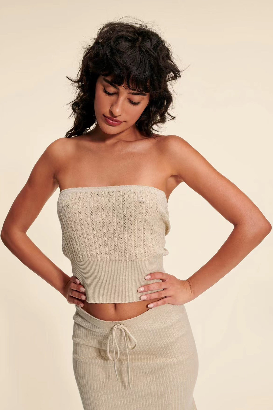 Dame Crop-Top med fin ribstrikstruktur og elegant bandeau-udskæring Stilla