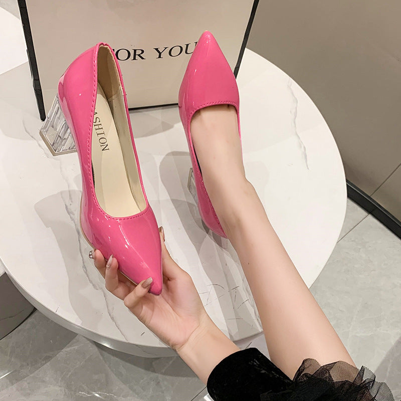 Dame klassiske pumps med transparent blokhæle og spidse frontkapper Stilla