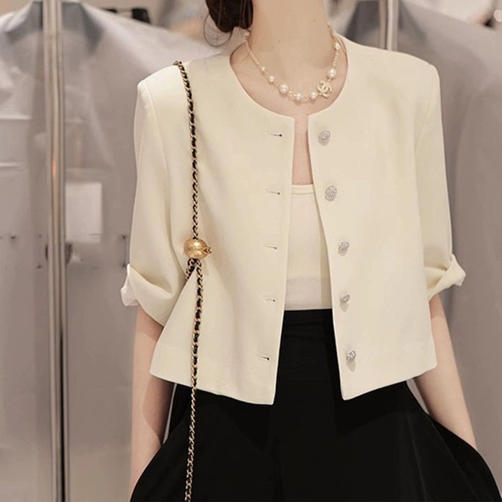 Dame elegant kort jakke med struktureret design og fashionable knapdetaljer Stilla