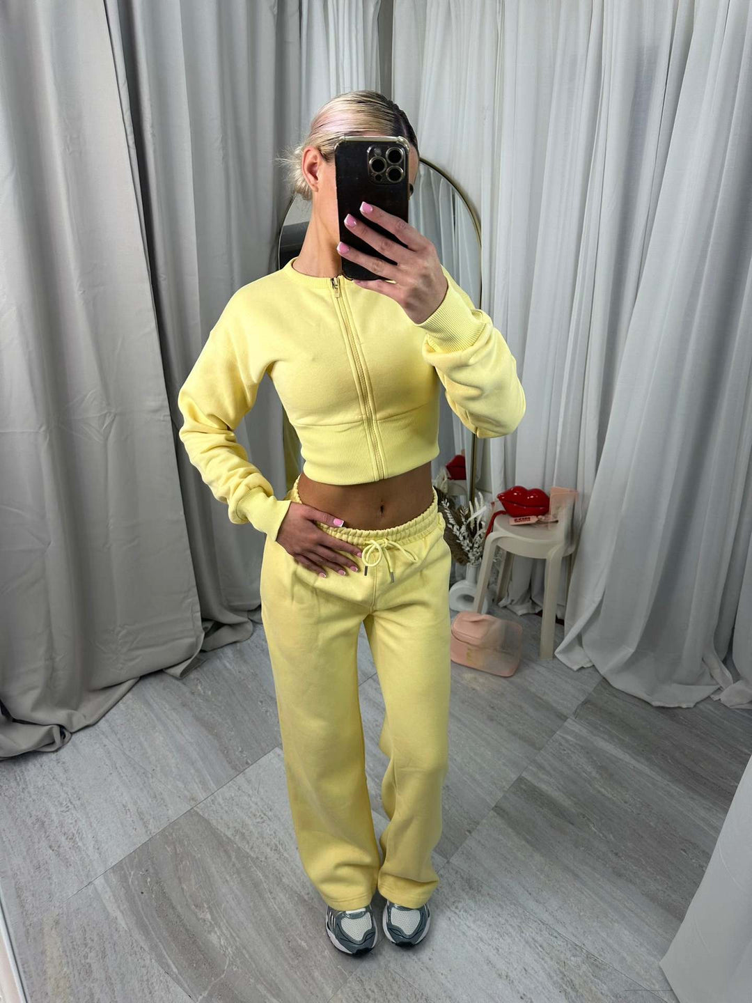 Damer sporty to-delt sæt med cropped zip pullover og komfortable joggingbukser Skovae