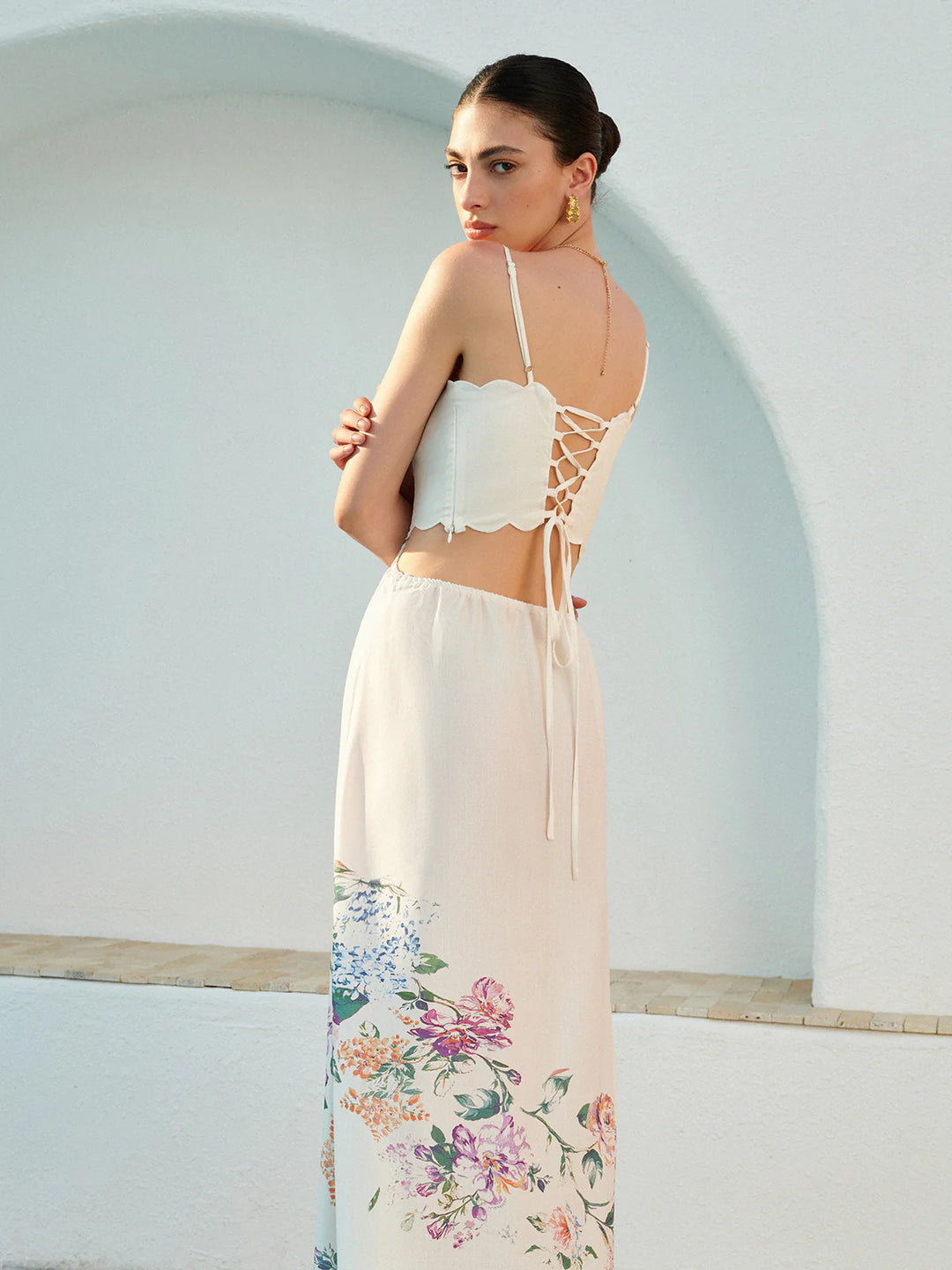 Dame Maxikjole med romantisk chiffon-overdel og florale accenter Stilla