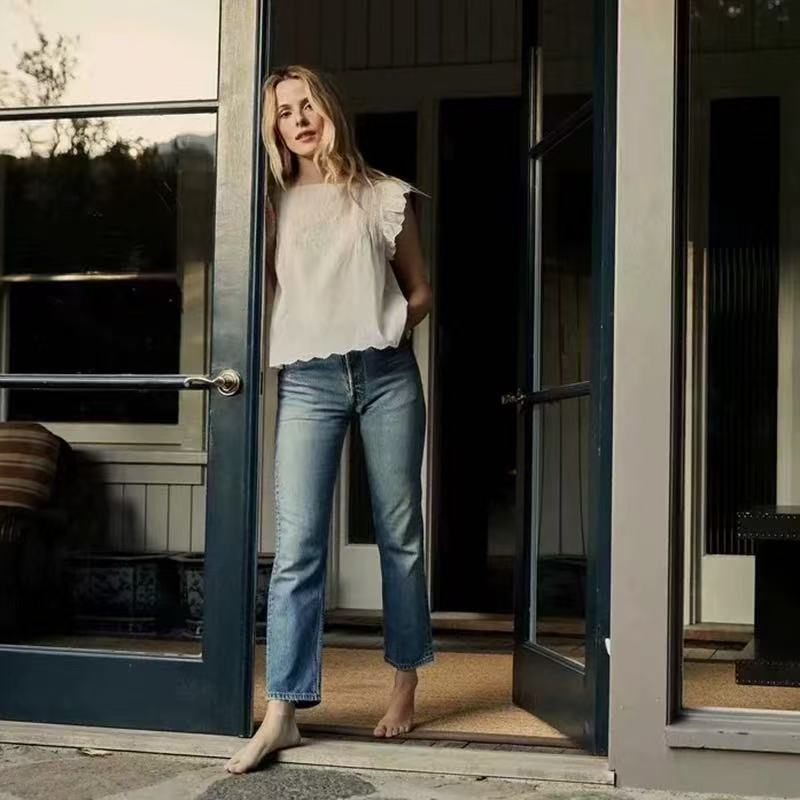 Damebluse med flæsedetaljer og elegant broderedesign Stilla