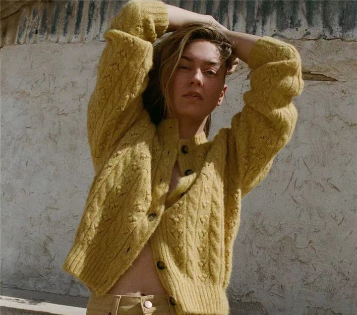 Dame strikjakke med fint struktureret kabellook og stilfulde knapdetaljer Stilla