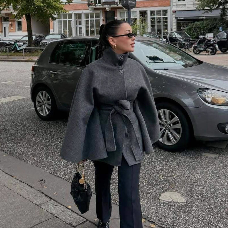 Kvindernes kappejakke lavet af højkvalitets uldblanding med taljebælte Stilla