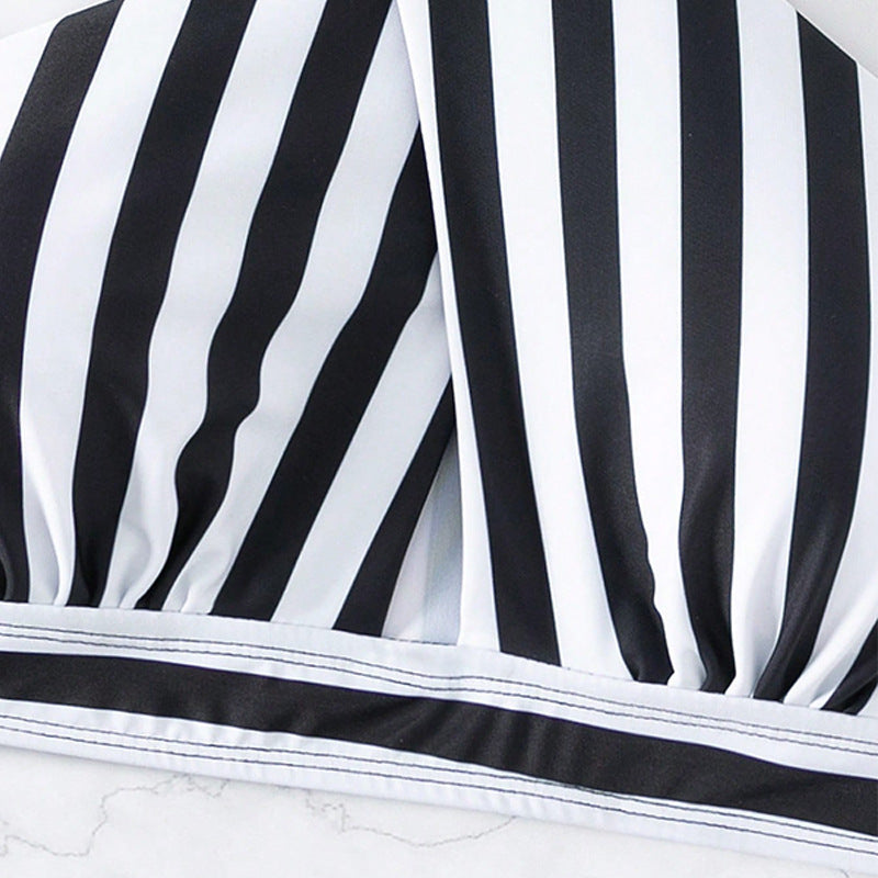 Dame triangel-bikini med raffinerede bindebånd og elegant stribet design Skovae