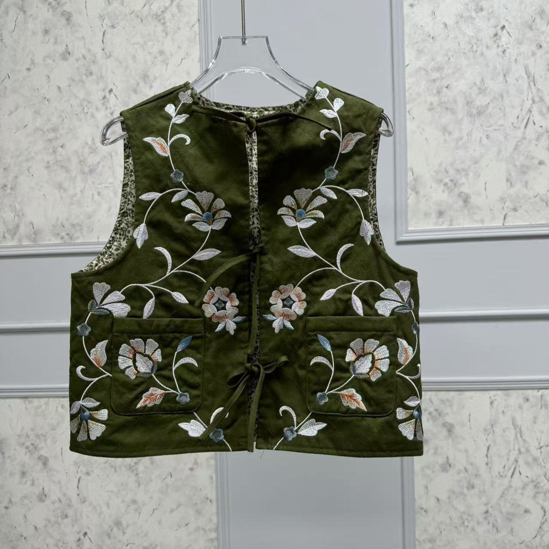 Dame strikvest med kunstnerisk blomsterbroderi og praktiske lommer Stilla